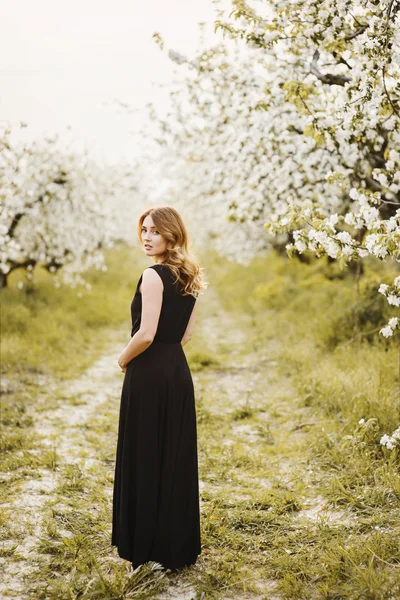 Bahar bahçesinde güzel genç bir kadın — Stok fotoğraf