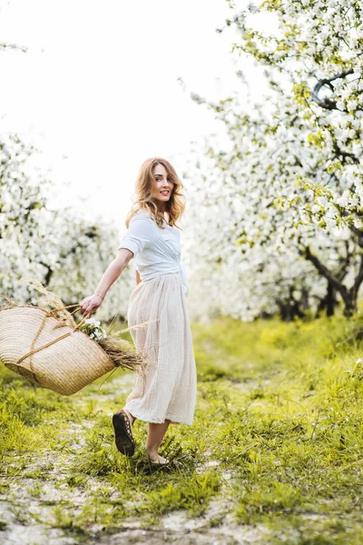 Schöne junge Frau im Frühlingsgarten — Stockfoto