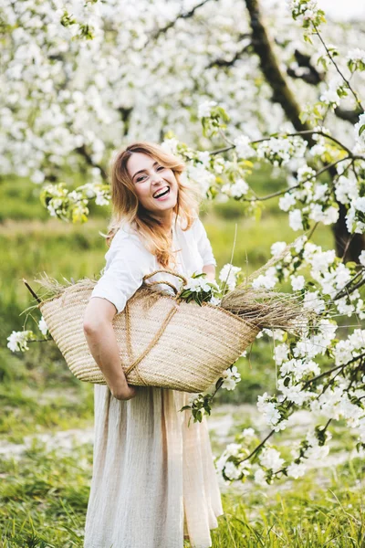 Bella giovane donna nel giardino primaverile — Foto Stock