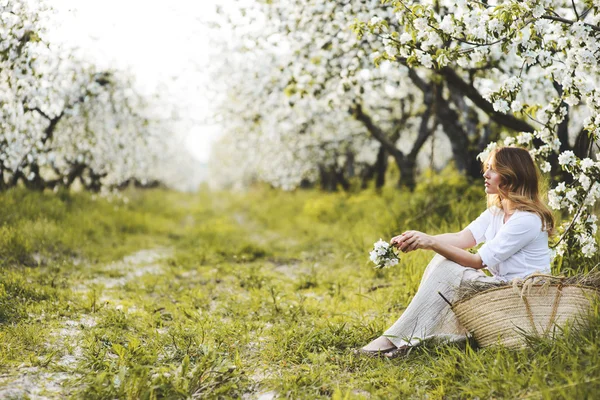 Hermosa mujer joven en el jardín de primavera —  Fotos de Stock