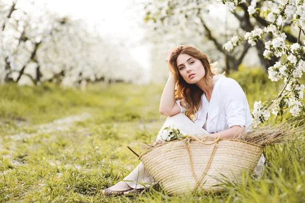 Bahar bahçesinde güzel genç bir kadın — Stok fotoğraf