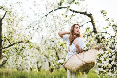 Bahar bahçesinde güzel genç bir kadın