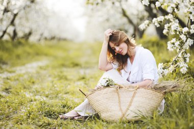 Bahar bahçesinde güzel genç bir kadın