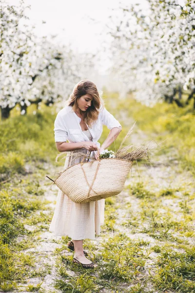 Hermosa mujer joven en el jardín de primavera —  Fotos de Stock