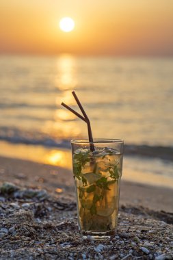 Plajda kokteyl mojito cam