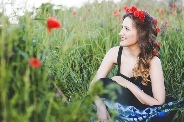 Hermosa joven en el campo de amapola —  Fotos de Stock