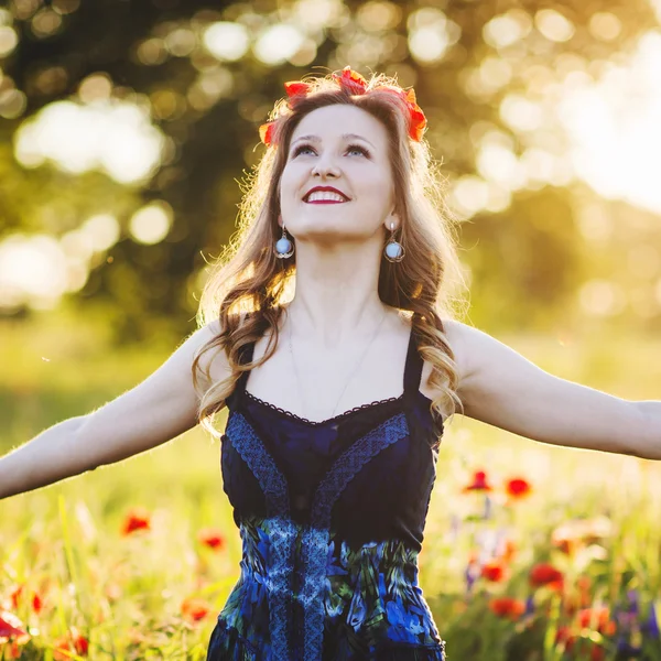 Bella giovane donna sul campo di papavero — Foto Stock