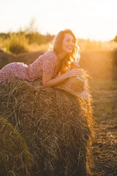 Bella donna su un pagliaio — Foto Stock