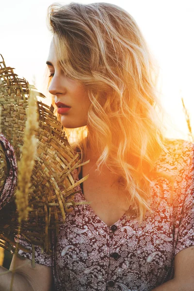 Mulher bonita no campo no pôr do sol de verão — Fotografia de Stock