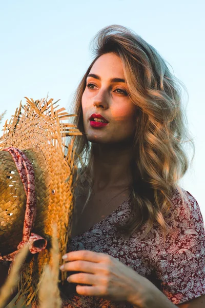 Hermosa mujer en el campo al atardecer de verano —  Fotos de Stock