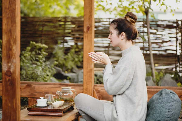 Mulher bonita bebendo chá chinês fora. — Fotografia de Stock