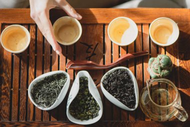 Çin çay seremonisi sırasında bir fincan çay tutan kadın..