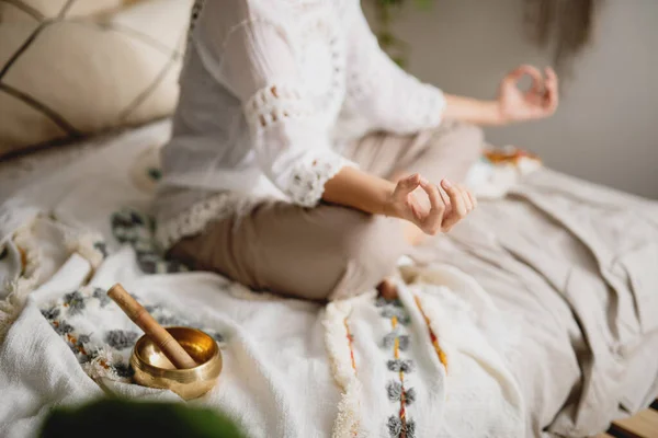 Vista cortada da mulher meditando em seu quarto. — Fotografia de Stock