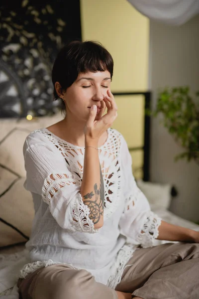 Retrato de una joven haciendo pranayama con los ojos cerrados. —  Fotos de Stock