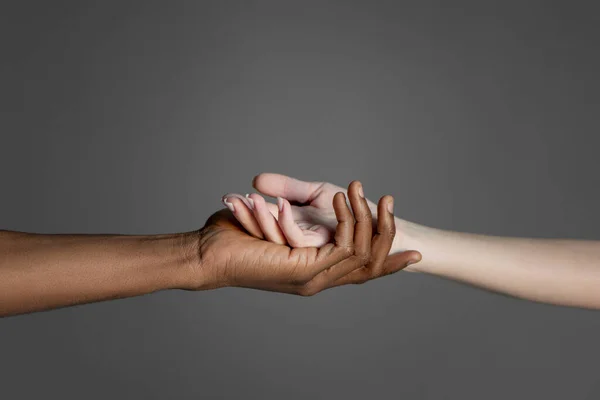 Interracial couple holding hands. — Stock Photo, Image