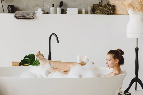 Mulher bonita em um banho de espuma. — Fotografia de Stock