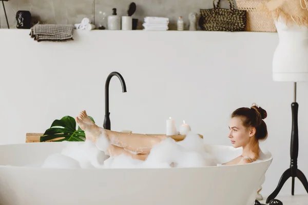 Hermosa mujer en un baño de burbujas. Fotos de stock