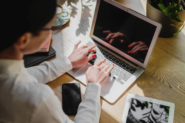 Visszapillantás az üzletasszony gépelés laptop az irodában. — Stock Fotó