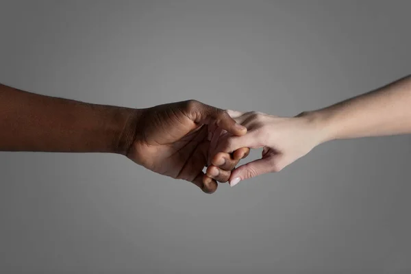 Руки мужчины и женщины держатся вместе. — стоковое фото