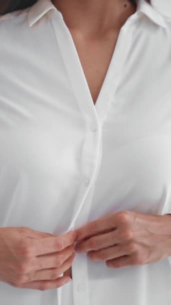 Close up vídeo de mulher irreconhecível abotoando sua blusa. — Vídeo de Stock