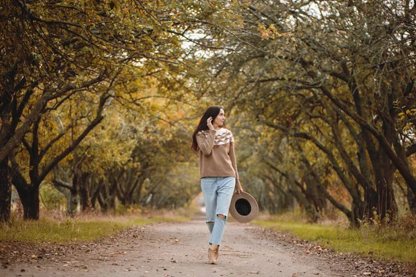 Hermosa mujer joven caminando en el parque de otoño. —  Fotos de Stock