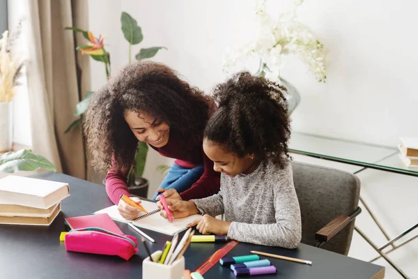 Madre aiutare figlia con i compiti. — Foto Stock