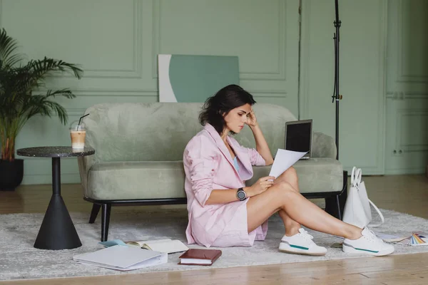 Mujer de negocios trabajando en casa con documentos y portátil sentado en el suelo. —  Fotos de Stock