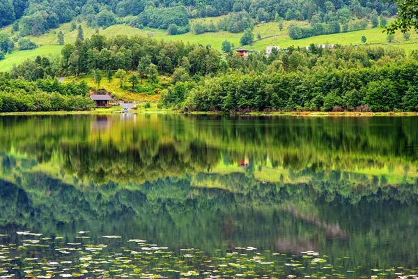 Hermoso paisaje noruego con reflejo de agua — Foto de Stock