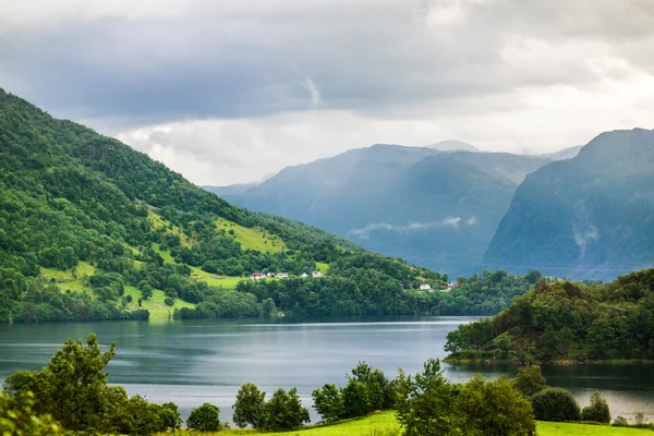 Prachtige Noorse landschap met water — Stockfoto