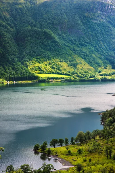 Hermoso paisaje noruego con agua —  Fotos de Stock