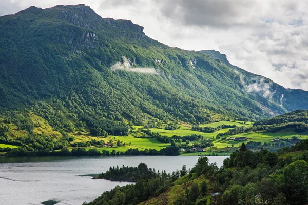 Prachtige Noorse landschap met water — Stockfoto