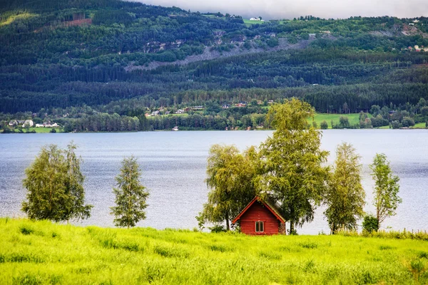Hermoso paisaje noruego con una casa —  Fotos de Stock