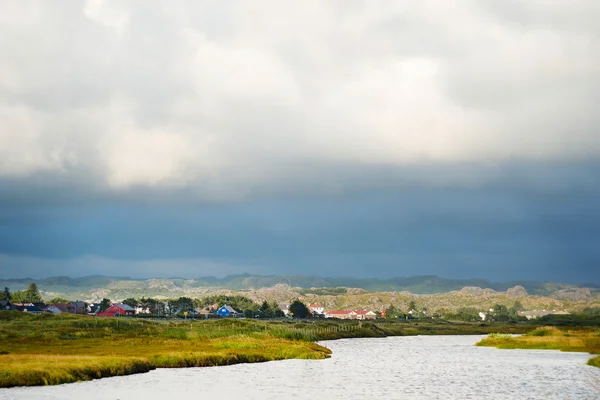 Paisagem nublada de aldeia norwagian — Fotografia de Stock