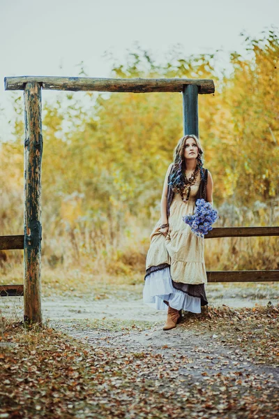 Νεαρή γυναίκα στο φθινόπωρο δάσος — Φωτογραφία Αρχείου