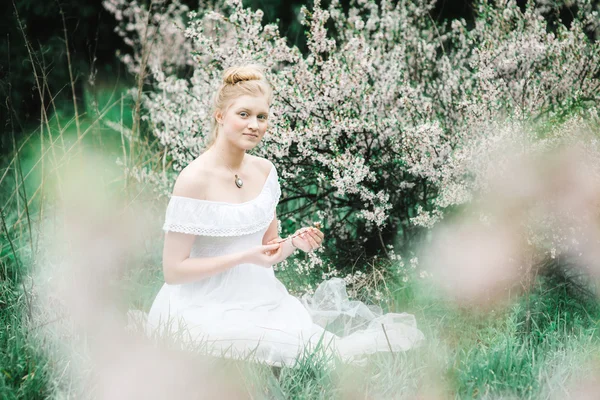 Belle fille dans la forêt — Photo