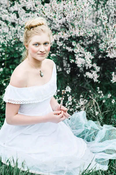 Belle fille dans la forêt — Photo