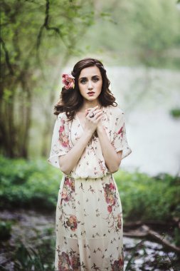 Ormandaki güzel genç kadın