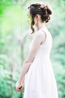 Ormandaki güzel genç kadın