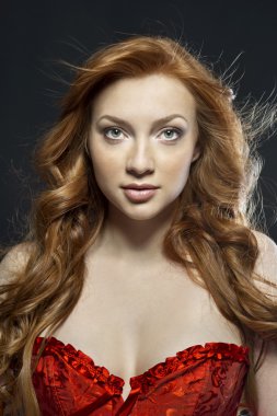 güzel kızıl saçlı kadın portresi