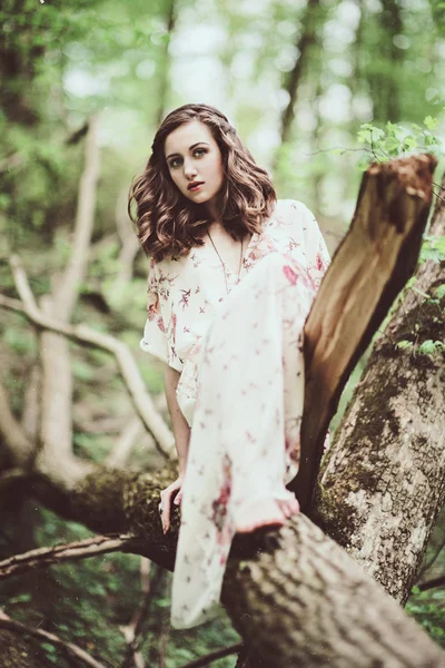 Vacker ung kvinna i skogen — Stockfoto