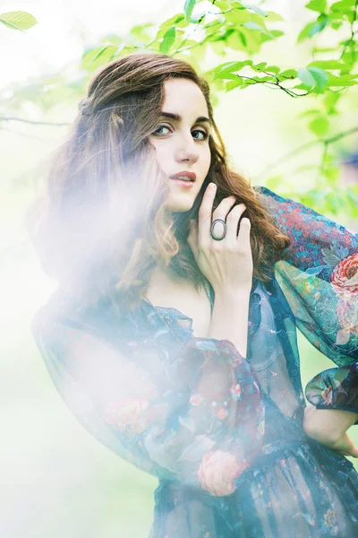 Mooie jonge vrouw in het bos — Stockfoto