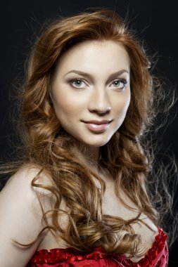 Kızıl saçlı bir kız portresi