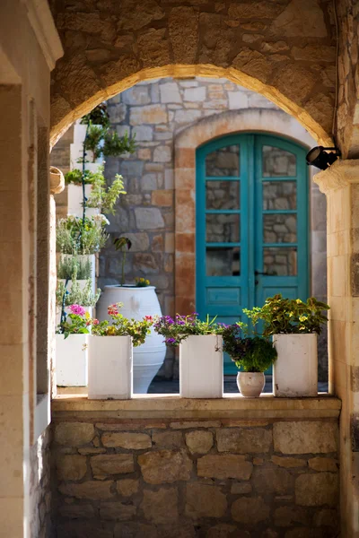 Греческие цветочные горшки с цветами — стоковое фото