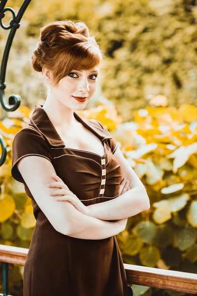Güzel kızıl saçlı kız parkta — Stok fotoğraf