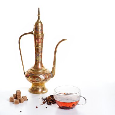 çaydanlık beyaz arkaplanda izole edildi