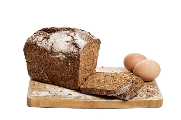 Hnědý chléb na bílém pozadí — Stock fotografie