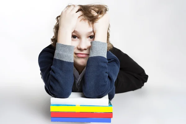 Pojken är trött för att läsa sina böcker — Stockfoto