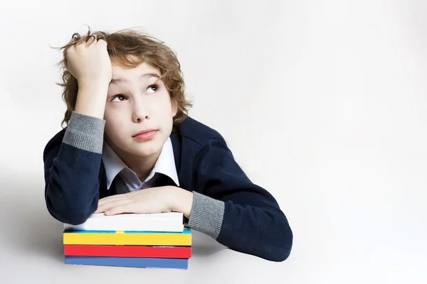 Junge ist müde, seine Bücher zu lesen — Stockfoto