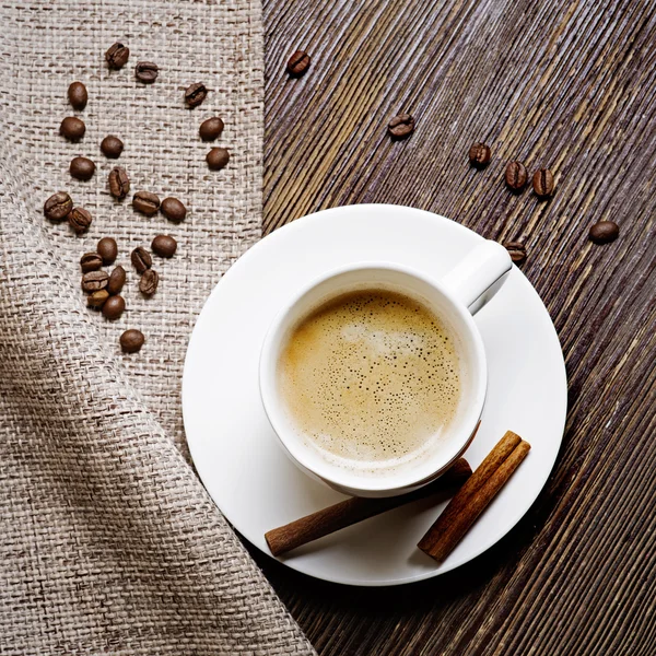 Una taza de café sobre una mesa de madera —  Fotos de Stock