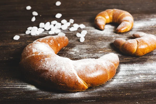 Verse en smakelijke croissants — Stockfoto